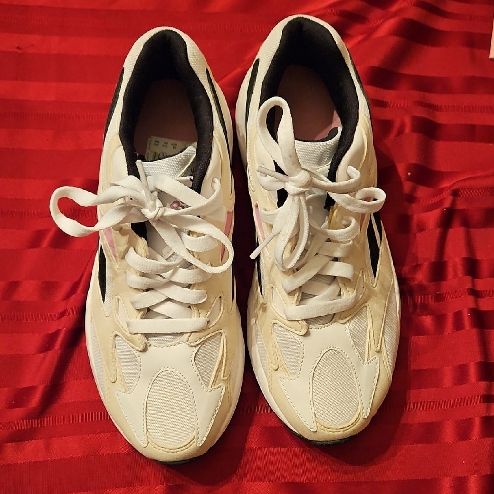 Stylish White Reebok Sneakers size 7.5